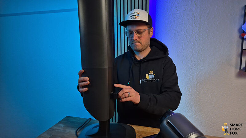 Die Dreame Z40 Station wird an der Absaugstation bedient – komfortabler Zugriff auf Staubbeutel und Reinigungsfunktion.